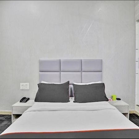 Hotel Unicorn, Surat Exterior foto